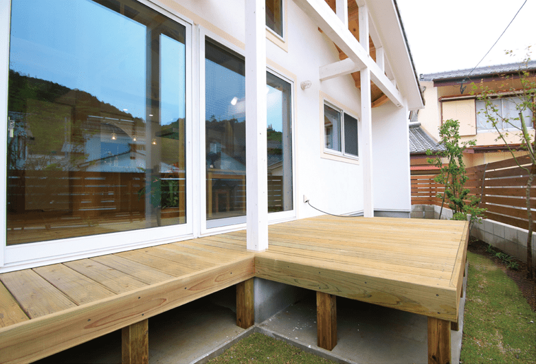 庭とウッドデッキとリビング・ダイニング