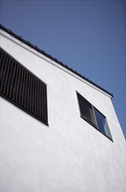 幻の漆喰「そとかべ」で仕上げた外壁。