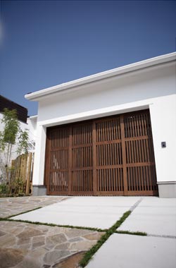 音響熟成木材「黒」の格子戸。