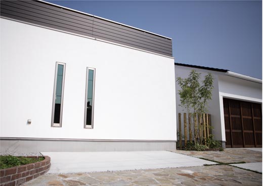 格子戸と対を成すシンプルな壁面。まさに「和モダン」なデザインです。