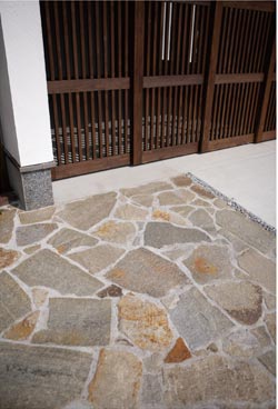 こだわりの敷石も住まいの品を高めます。