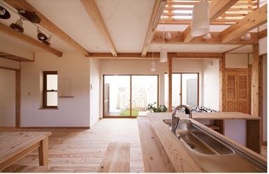 木と漆喰と光と、自然の優しい色合いがこの上ない心地よさ。庭