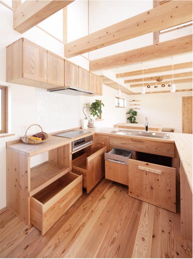 音響熟成木材の手づくりキッチンは、収納にも気を配りました。