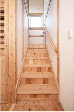 「うづくり」で滑りにくく心地いい階段。