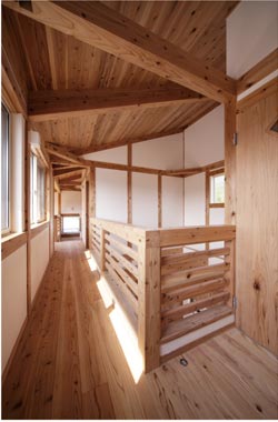 キッチン上の吹抜けと2階廊下。