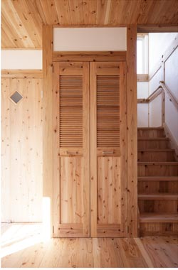 羽板を組んだルーバー仕上げの収納扉。