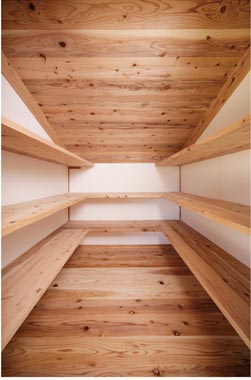 音響熟成木材と幻の漆喰で安心の収納。