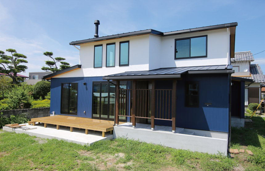 WORKS #004 シンボルツリーのある白と黒の家