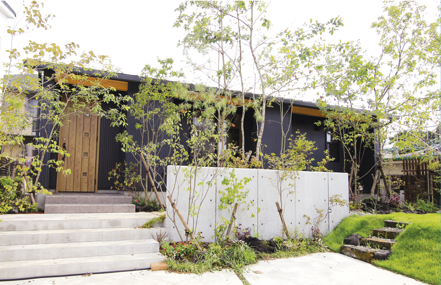 緑香る庭のある家